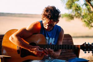 Imparare a suonare la chitarra: 4 modi spiegati bene