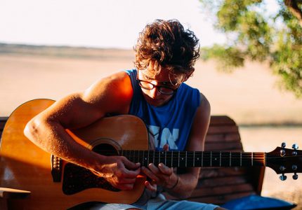 Imparare a suonare la chitarra: 4 modi spiegati bene