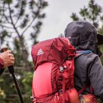 Come vestirsi per un’avventura sui sentieri di montagna: consigli di stile utili!