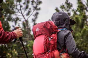 Come vestirsi per un'avventura sui sentieri di montagna consigli di stile utili!